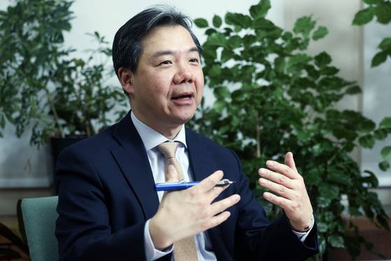 이재승 고려대 교수가 19일 오후 서울 성북구 고려대학교에서 권기창 전 우크라이나 대사와 대담하고 있다. 김성룡 기자