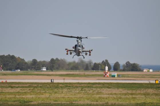미 해군이 공개한 신형 미사일을 탑재한 AH-1Z 공격헬기. 미 해군