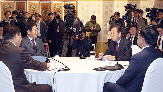 최상목 권한대행(오른쪽), 우원식 국회의장(왼족), 권영세 국민의힘 비상대책위원장(오른쪽 둘째), 이재명 더불어민주당 대표가 지난 20일 오후 서울 여의도 국회 사랑재에서 열린 국회-정부 국정협의회 첫 회의에 참석했다. 김성룡 기자