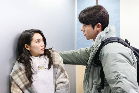 일본 TBS에서 지난해 1월 방영된 드라마 '아이러브유'의 한 장면. 왼쪽부터 니카이도 후미(二階堂 ふみ), 채종협 배우다. 채종협 배우는 한국 국적으로, 한국에선 2016년 웹드라마로 데뷔해 2019년 TV 드라마 '스토브리그'의 유민호 역으로 이름을 알렸다. 사진 TBS