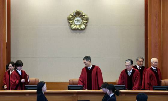 문형배 헌법재판소장 권한대행을 비롯한 헌법재판관들이 24일 오후 서울 종로구 헌법재판소에서 열린 이창수 서울중앙지검장, 조상원 4차장검사, 최재훈 반부패수사2부장검사에 대한 탄핵심판 2차 변론기일에서 대심판정에 입장하고 있다. 뉴스1
