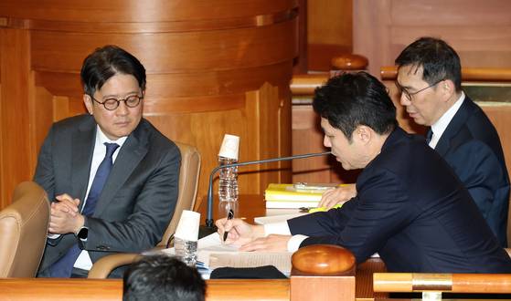 이창수 서울중앙지검장(왼쪽부터), 조상원 4차장검사, 최재훈 반부패수사2부장검사가 24일 오후 서울 종로구 헌법재판소 대심판정에서 열린 탄핵심판 2차 변론기일에서 대화를 나누고 있다. 뉴스1
