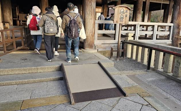 청수사(기요미즈테라)는 입구부터 전체를 휠체어 등을 이용해 관람 가능한 배리어프리 시설이 잘 갖춰져 있다. / JAPAN NOW