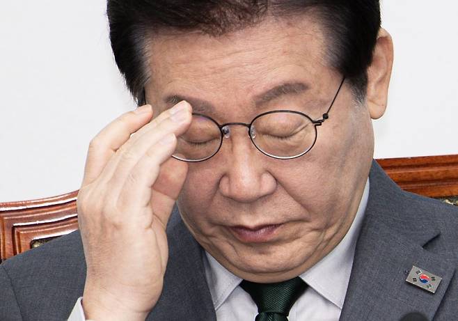 이재명 더불어민주당 대표가 24일 국회에서 열린 최고위원회의에서 안경을 고쳐 쓰고 있다. / 사진=뉴스1