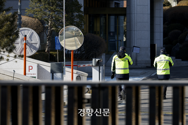 지난 21일 서울 종로구 헌법재판소에서 경찰이 경비 근무를 서고 있다.  문재원 기자