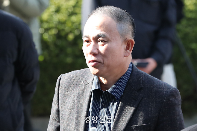 명태균씨가 지난해 11월8일 창원지검에 조사를 받기 위해 출석하기 전 취재진 질문에 답하고 있다. 한수빈 기자