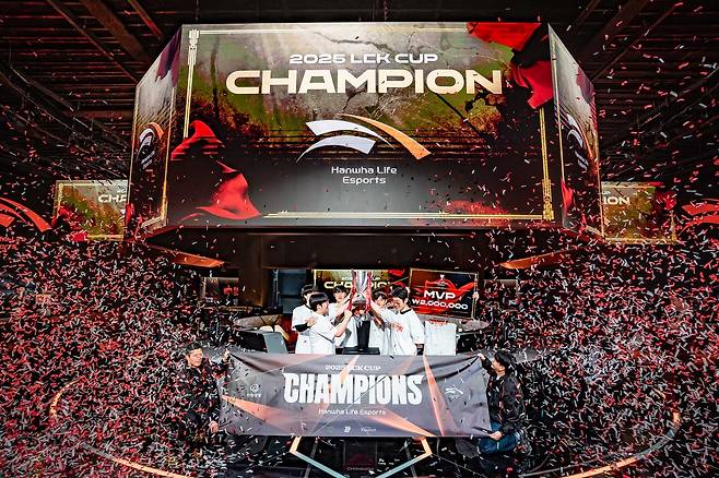 Hanwha Life Esports players celebrate their victory after the 2025 LCK Cup finals in Jongno-gu, Seoul, on Sunday. (LCK)