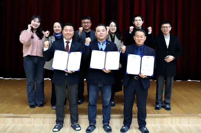 24일 국립춘천숲체원에서 '기후위기 대응 산림환경 협력체계 구축 업무협약'을 체결한 국립춘천숲체원, 춘천국유림관리소, 춘천기상대 임직원 기념사진. 한국산림복지진흥원