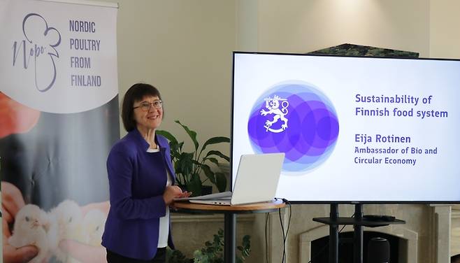 에이야 로티넨(Eija Rotinen) 핀란드 외교부 바이오·순환경제 특사가 자국 식품산업의 지속 가능성에 대해 소개하고 있다.<사진제공=주한핀란드대사관>