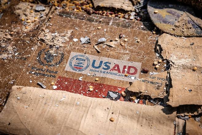 찢어진 상자들 속 보이는 미 국제개발처(USAID) 로고. [AFP]