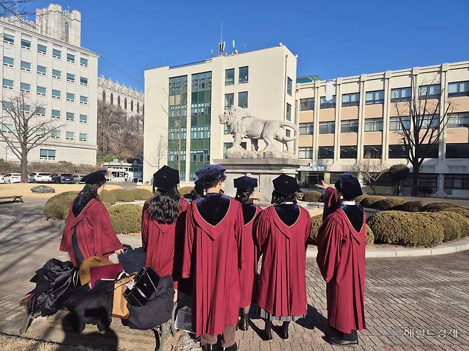지난 19일 서울 동대문구 경희대학교에서 열린 전기 학위수여식에서 졸업생들이 기념사진을 찍고 있다. 김도윤 기자.