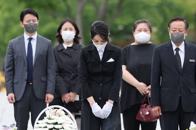 지난 2022년 6월 13일 경남 김해시 진영읍 봉하마을을 방문해 고(故) 노무현 전 대통령 묘역을 참배하는 윤석열 대통령 부인 김건희 여사. 연합뉴스