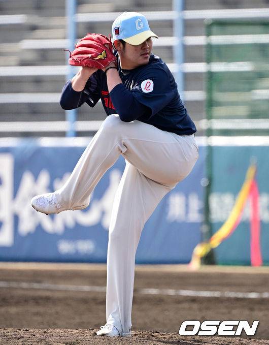 [OSEN=미야자키(일본), 지형준 기자]&nbsp;23일 일본 미야자키현 니치난시 난고스타디움에서 롯데 자이언츠와 일본프로야구 세이부 라이온스의 연습경기가 열렸다.롯데는 지난 20일을 마지막으로 대만 타이난 1차 스프링캠프를 마무리 지었다. 22일 일본 미야자키로 이동한 롯데는 구춘 미야자키 베이스볼 게임즈 리그에 참가한다. 구춘리그에서는 지바 롯데 마린스, 세이부 라이온즈, 소프트뱅크 호크스, 오릭스 버팔로즈 등 일본프로야구(NPB) 구단들, 그리고 KBO리그 두산 베어스 등과 총 5경기를 치른다. 아울러 자매구단인 지바 롯데와의 교류전도 1경기 치른다. 미야자키에서 총 6차례의 실전 경기를 치르고 귀국해 시범경기와 정규시즌을 준비한다.3회말 롯데 한현희가 마운드에 올라 역투하고 있다. 2025.02.23 /jpnews@osen.co.kr