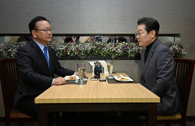 ▲더불어민주당 이재명 대표가 24일 서울 여의도의 한 식당에서 김부겸 전 국무총리를 만나 대화하고 있다. ⓒ연합뉴스