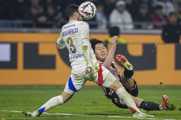 ▲ 파리 생제르맹 공격수 이강인이 올림피크 리옹전에 교체로 들어가 아슈라프 하키미의 결승골에 도움을 기록했다. ⓒ연합뉴스/AP/AFP/REUTERS