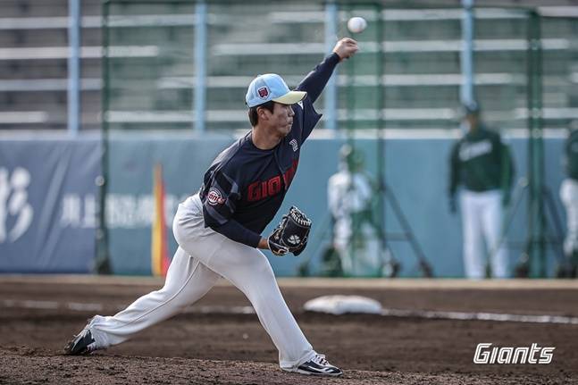 롯데 정현수가 23일 세이부전에서 투구하고 있다. /사진=롯데 자이언츠 제공