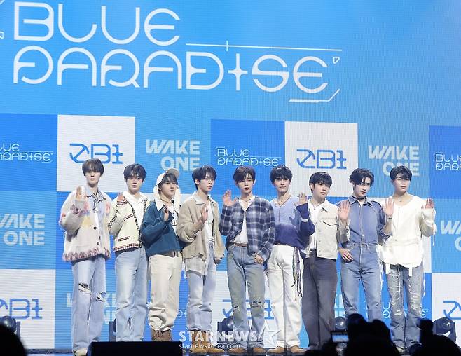 그룹 제로베이스원(ZEROBASEONE)이 24일 오후 서울 용산구 블루스퀘어에서 진행된 미니 4집 '시네마 파라다이스(CINEMA PARADISE)' 발매 기념 쇼케이스에 참석해 포즈를 취하고 있다.  제로베이스원의 이번 앨범에는 '슬픈(BLUE) 순간조차 삶의 일부이며, 그럼에도 노력해 나가는 우리의 모습은 그 자체로 찬란하고 아름답다'라는 메시지가 담겼다. 결국 파라다이스는 우리 모두의 내면에 있음을 역설하며, 음악 내외적으로 한층 성숙해진 아홉 멤버의 모습을 그렸다. 2025.02.24 /사진=김창현 chmt@
