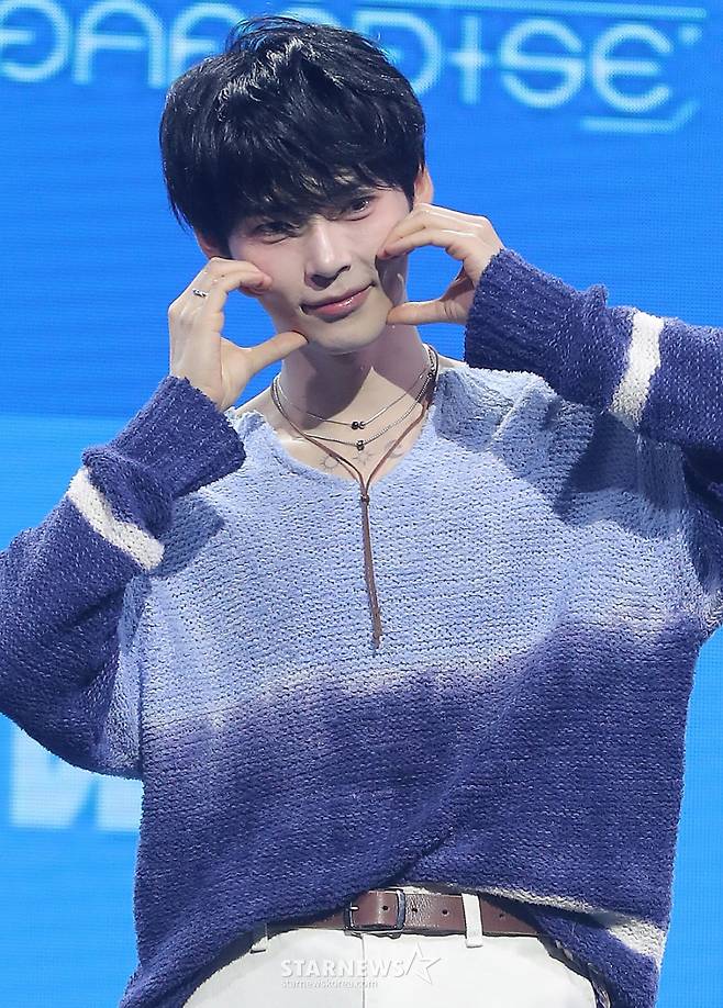 그룹 제로베이스원(ZEROBASEONE) 성한빈이 24일 오후 서울 용산구 블루스퀘어에서 진행된 미니 4집 '시네마 파라다이스(CINEMA PARADISE)' 발매 기념 쇼케이스에 참석해 포즈를 취하고 있다.  제로베이스원의 이번 앨범에는 '슬픈(BLUE) 순간조차 삶의 일부이며, 그럼에도 노력해 나가는 우리의 모습은 그 자체로 찬란하고 아름답다'라는 메시지가 담겼다. 결국 파라다이스는 우리 모두의 내면에 있음을 역설하며, 음악 내외적으로 한층 성숙해진 아홉 멤버의 모습을 그렸다. 2025.02.24 /사진=김창현 chmt@