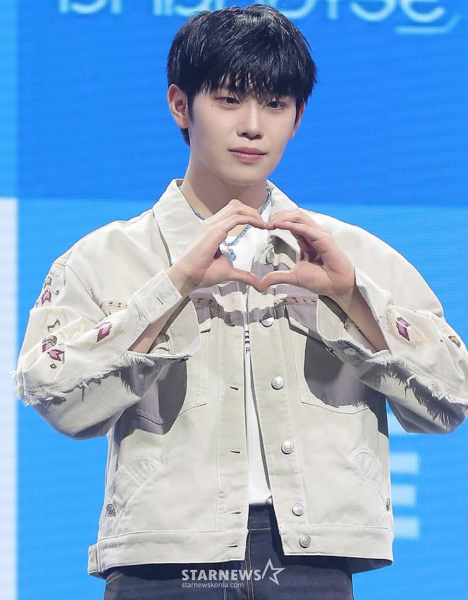 그룹 제로베이스원(ZEROBASEONE) 김태래가 24일 오후 서울 용산구 블루스퀘어에서 진행된 미니 4집 '시네마 파라다이스(CINEMA PARADISE)' 발매 기념 쇼케이스에 참석해 포즈를 취하고 있다.  제로베이스원의 이번 앨범에는 '슬픈(BLUE) 순간조차 삶의 일부이며, 그럼에도 노력해 나가는 우리의 모습은 그 자체로 찬란하고 아름답다'라는 메시지가 담겼다. 결국 파라다이스는 우리 모두의 내면에 있음을 역설하며, 음악 내외적으로 한층 성숙해진 아홉 멤버의 모습을 그렸다. 2025.02.24 /사진=김창현 chmt@