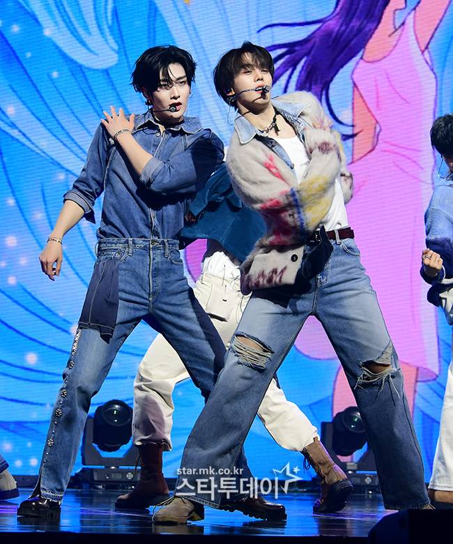 그룹 제로베이스원 리키(왼쪽)와 규빈. <강영국 기자>