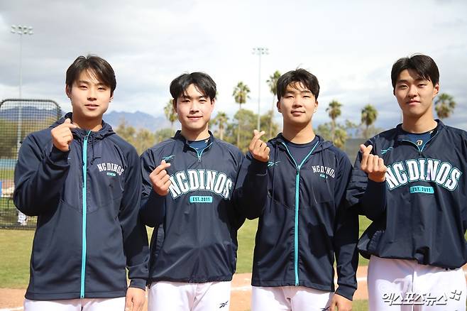 NC 투수 김민규(왼쪽 첫 번째)는 애리조나 캠프에서 너클 커브를 장착했다. 단기간에 완성도를 높여 캠프 MVP에 선정. 많은 기대를 받고 있다. NC 다이노스