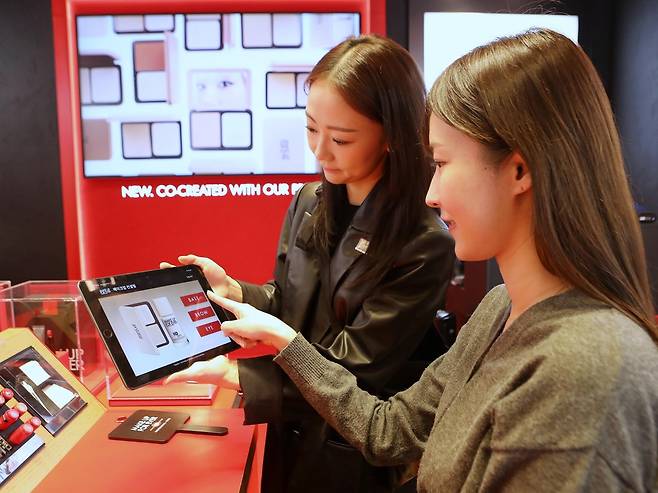 롯데백화점 본점에서 뷰티 서비스를 받는 고객 [롯데백화점 제공. 재판매 및 DB 금지]