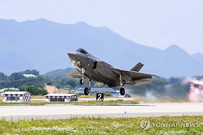 이륙하는 한국 공군 F-35A 전투기 (서울=연합뉴스) 한미 공군이 26일 미국 공군 F-22 랩터(Raptor)가 참가한 가운데 연합공중훈련을 실시했다고 밝혔다. 사진은 한국 공군 F-35A 전투기가 청주기지에서 이륙하는 모습. 2024.6.26 [공군 제공. 재판매 및 DB 금지] photo@yna.co.kr
