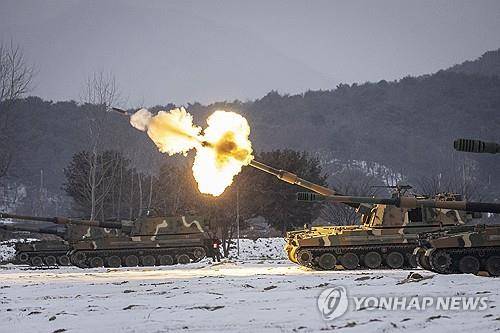 '맹호의 불꽃' K9A1 포탄사격  (철원=연합뉴스) 임병식 기자 = 16일 강원도 철원군에서 실시된 육군 수도기계화보병사단(수기사) 혹한기 전술훈련에서 K9A1 자주포가 포탄을 발사하고 있다. 2025.1.16 andphotodo@yna.co.kr