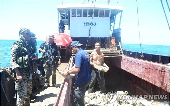 중국 어선의 불법 활동 여부를 확인하는 필리핀군 [EPA 연합뉴스 자료사진]