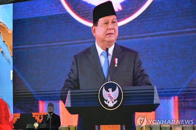 프라보워 수비안토 인도네시아 대통령 (자카르타 AFP=연합뉴스) 프라보워 수비안토 인도네시아 대통령이 24일 자카르타에서 열린 새 국부펀드 다난타라 인도네시아 출범식에서 연설하고 있다. 2025.2.24. photo@yna.co.kr