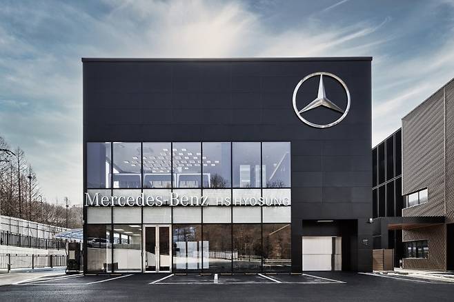 메르세데스 벤츠가 고객 편의 확장을 위해 대규모 AS 센터를 확장한다. 그 중 방배 서비스센터는 35명의 전문 정바사와 27개의 워크베이를 갖추고 있어 하루 100대 이상의 차량 수리가 가능하다. 사진=메르세데스 벤츠 코리아