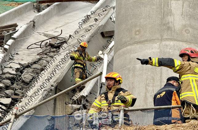 25일 교량 붕괴사고가 발생한 서울세종고속도로 천안~안성구간 현장에서 소방당국이 수색작업을 펼치고 있다.(사진=경기도소방재난본부)