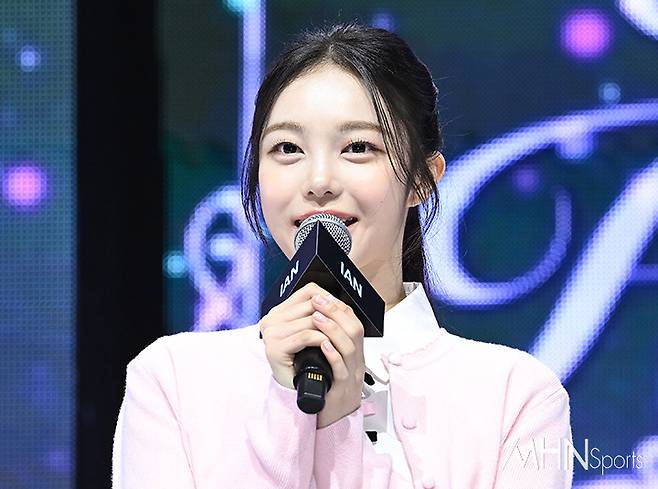그룹 하츠투하츠 이안이 24일 오후 서울 광진구 예스24라이홀에서 진행된 첫 싱글 'The Chase'(더 체이스) 발매 기념 데뷔 쇼케이스에 임하고&nbsp;있다.&nbsp;
