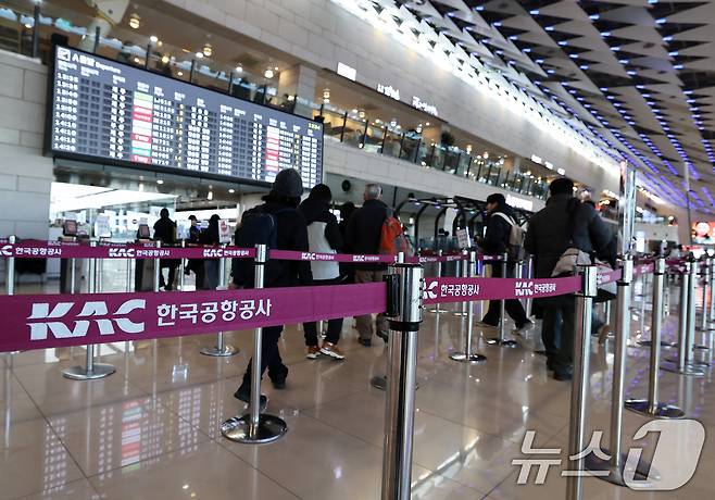 서울 강서구 김포국제공항 국내선 청사에서 승객들이 탑승 수속을 밟고 있다. 2024.12.31/뉴스1 ⓒ News1 오대일 기자