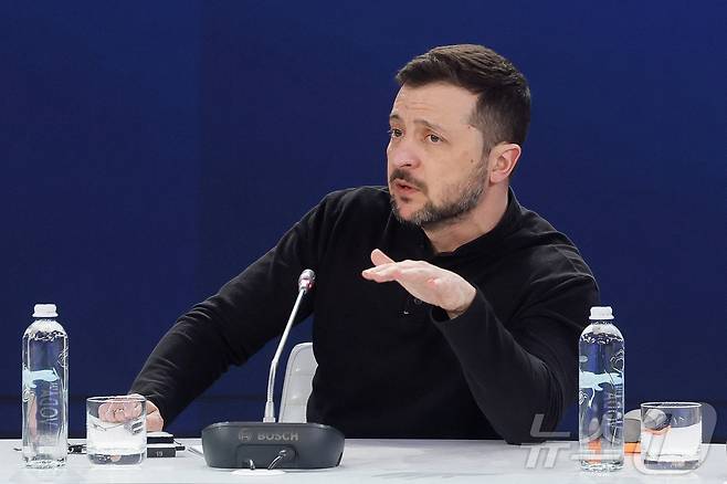 볼로디미르 젤렌스키 우크라이나 대통령이 24일(현지시간) 우크라이나 키예프에서 러시아 침공 3주년을 기념하는 '우크라이나 지원' 정상 회담 후 기자회견에서 발언하고 있다ⓒ 로이터=뉴스1