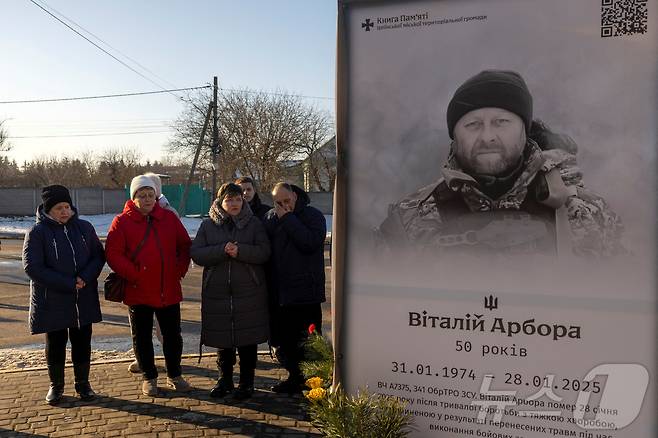 24일 우크라이나 키예프 외곽의 미하일리우카-루베지우카에서 시민들이 러시아의 우크라이나 침공 3주년을 맞아 전사한 우크라이나 군인을 추모하고 있다. ⓒ 로이터=뉴스1