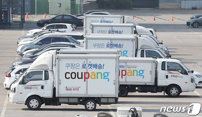 서울 서초구 쿠팡 서초1캠프 인근 주차장에 서 있는 쿠팡 차량들. 2021.3.10/뉴스 ⓒ News1 이성철 기자