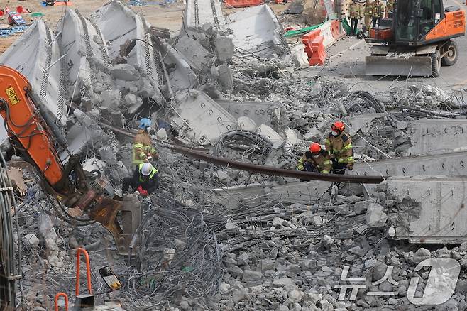 소방대원들이 25일 경기 안성시 서운면 산평리 서울세종고속도로 공사장 교량 붕괴 사고현장에서 구조작업을 펼치고 있다. 2025.2.25/뉴스1 ⓒ News1 김영운 기자