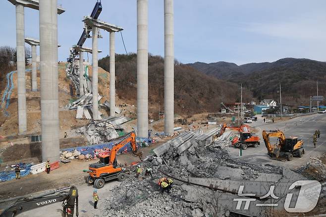 소방대원들이 25일 경기 안성시 서운면 산평리 서울세종고속도로 공사장 교량 붕괴 사고현장에서 구조작업을 펼치고 있다. 2025.2.25/뉴스1 ⓒ News1 김영운 기자