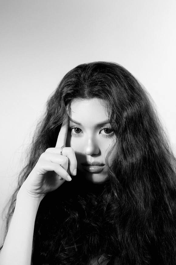 싱어송라이터 올리비아 마쉬가 아이작 던바의 곡을 표절했다는 의혹이 나온 가운데 소속사가 "주장에 일리가 있다고 해석했다"고 인정하며 사과했다. /엠플리파이