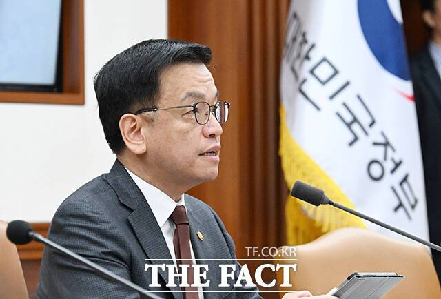 최상목 대통령 권한대행 부총리 겸 기획재정부 장관은 25일 여야 간 협의를 통해 지속 가능한 연금개혁 방안이 마련될 수 있기를 희망한다고 밝혔다. /기획재정부