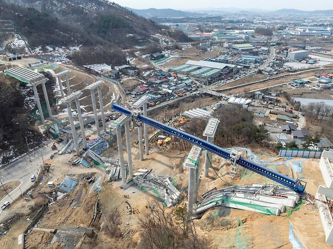 25일 오전 경기도 안성시 서운면 산평리 소재 서울세종고속도로 천안~안성구간 9공구 천용천교 건설 현장에서 교각이 무너져 내리는 사고가 발생해 4명이 숨지고 5명이 크게 다쳤다./김지호 기자