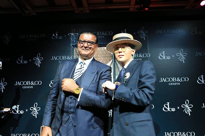 제이콥앤코 창립자 제이콥 아라보(왼쪽) 회장과 가수 지드래곤. /관신홀딩스 제공