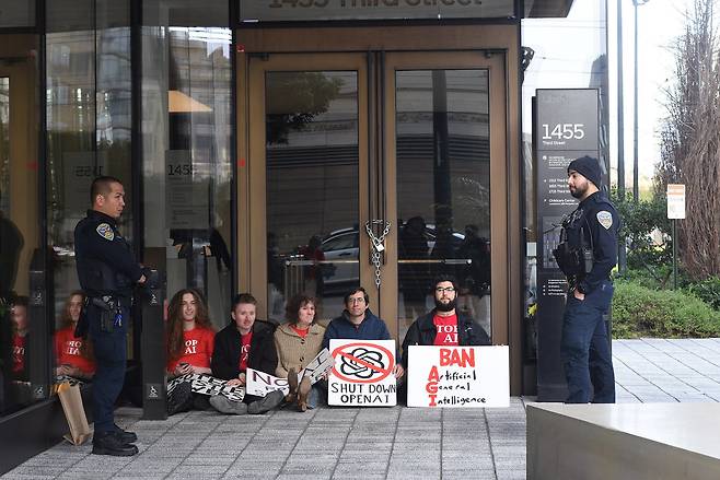 지난 22일(현지시각) STOP AI가 미국 샌프란시스코 오픈AI 본사 앞에서 첫 시위를 벌이며 AGI 연구 금지를 촉구하고 있다./STOP AI X 갈무리