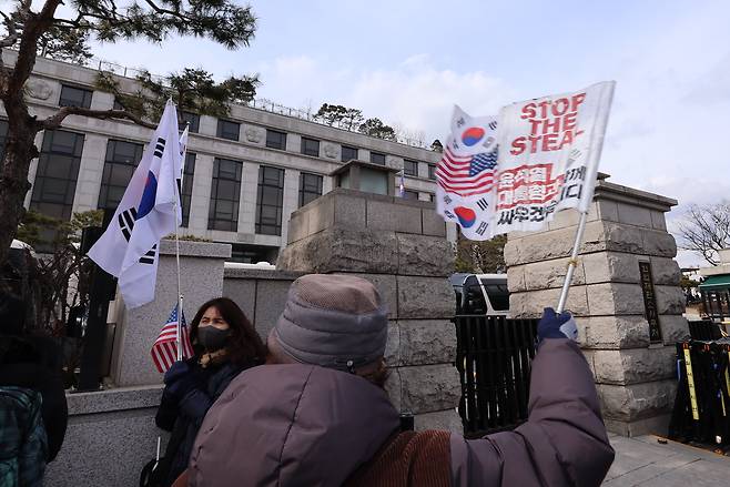 윤석열 대통령 탄핵심판 11차 변론이 열리는 25일 서울 종로구 헌법재판소 인근에서 윤 대통령 지지자들이 탄핵반대 팻말을 들고 있다. / 연합뉴스