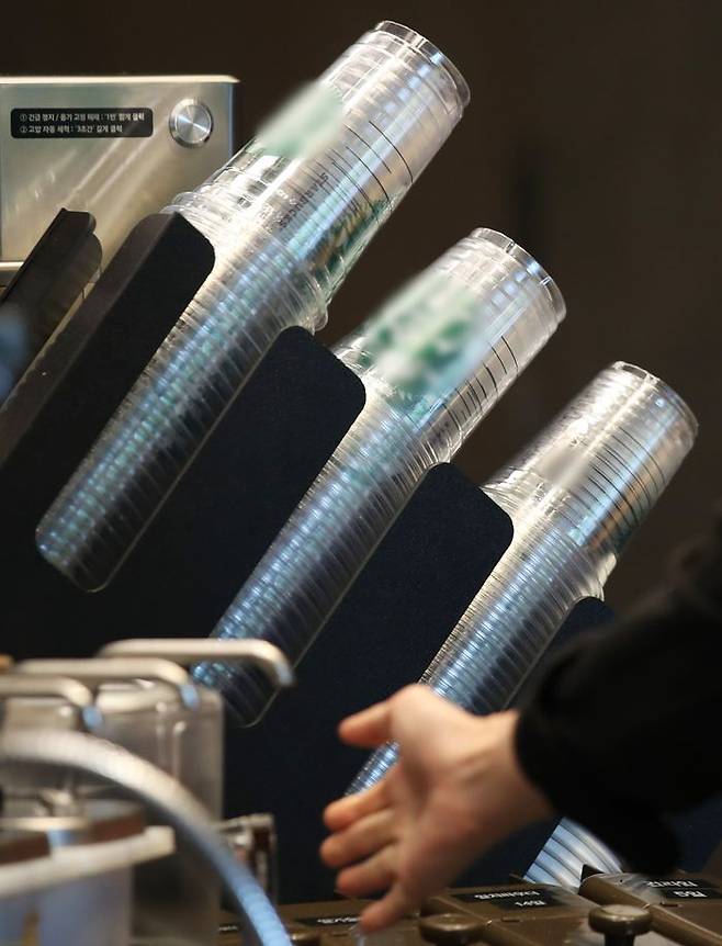 사진은 이날 서울 한 프랜차이즈 커피 전문점에 일회용컵이 진열돼 있다.ⓒ뉴시스