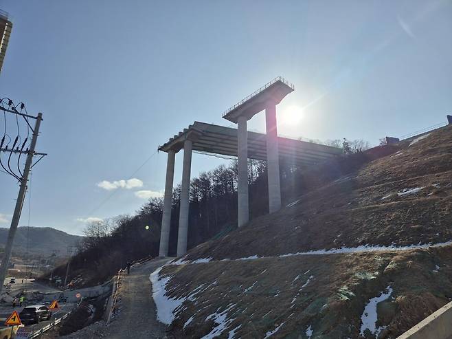 25일 오전 9시 50분쯤 경기 안성시 서울세종고속도로 공사현장에서 붕괴 사고가 발생했다. 사진은 이날 사고현장 모습. (독자제공) 2025.2.25 뉴스1