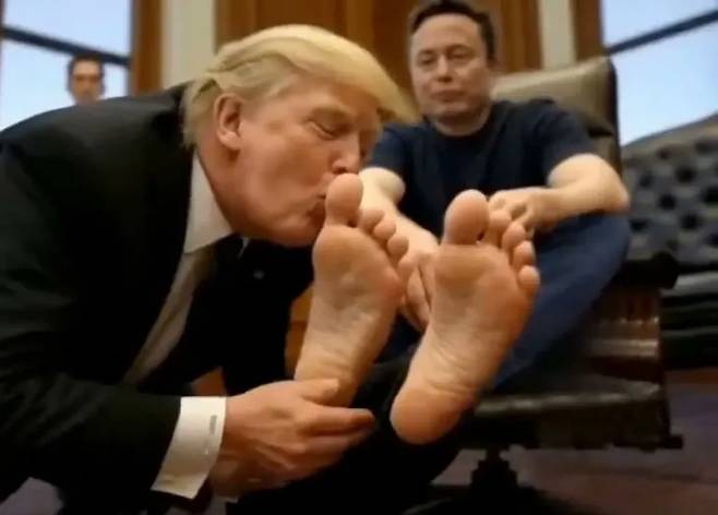 도널드 트럼프(왼쪽) 미국 대통령이 일론 머스크 테슬라 최고경영자(CEO)의 발에 입을 맞추고 있는 모습이 담긴 가짜 영상. 엑스(X) 캡처