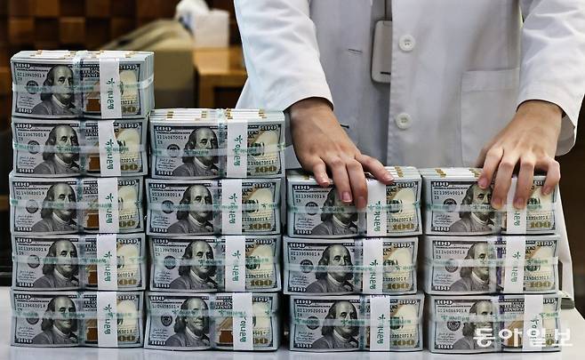 서울 중구 하나은행 위변조대응센터에서 은행 관계자가 달러화를 정리하고 있다. 

양회성 기자 yohan@donga.com