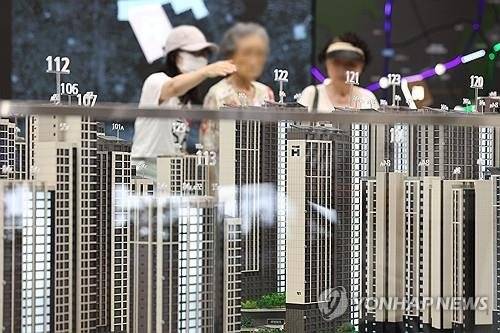 견본주택을 보고 있는 시민들. 사진=연합뉴스